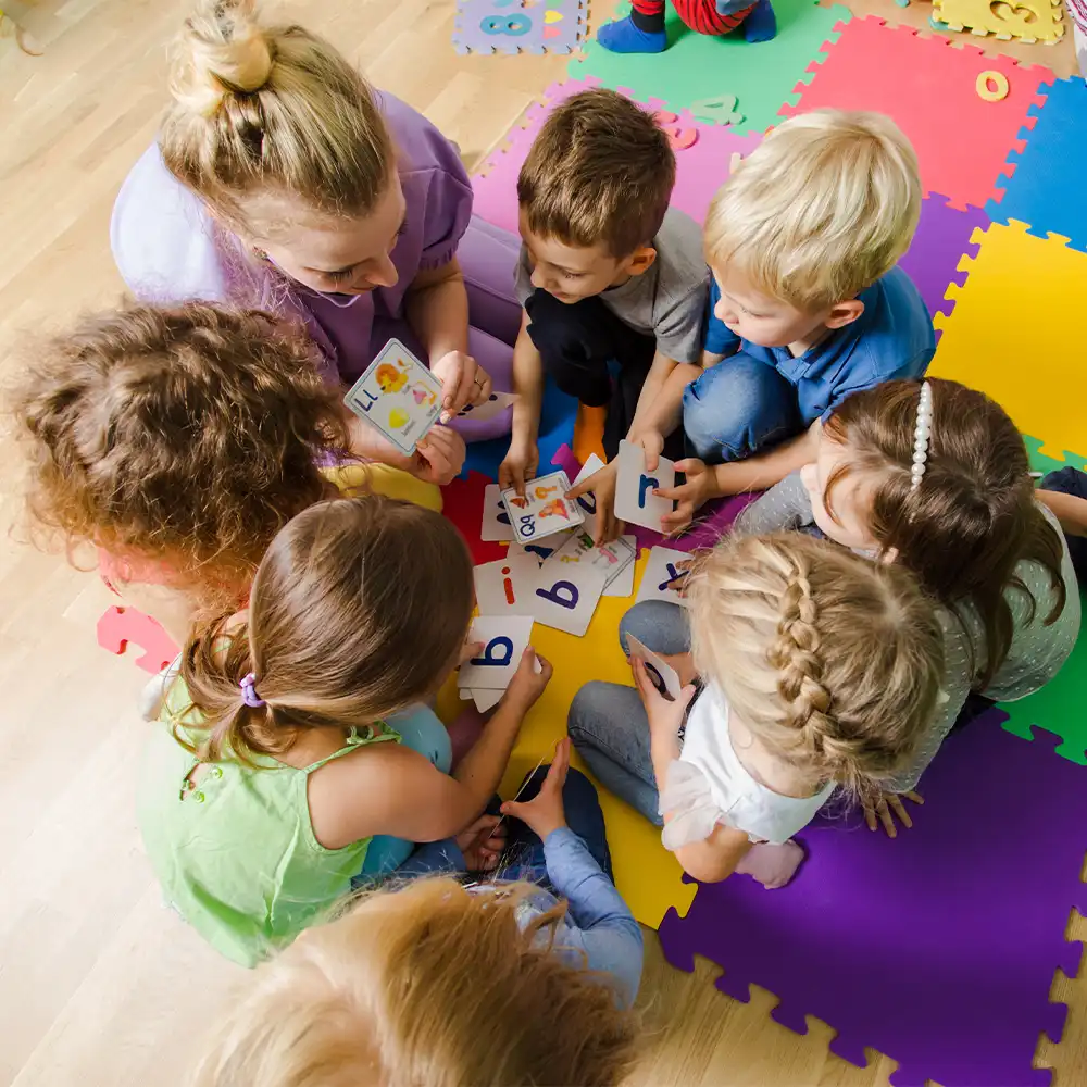 Pädagogische Gruppenaktivität im Kindergarten oder in der Kindertagesstätte