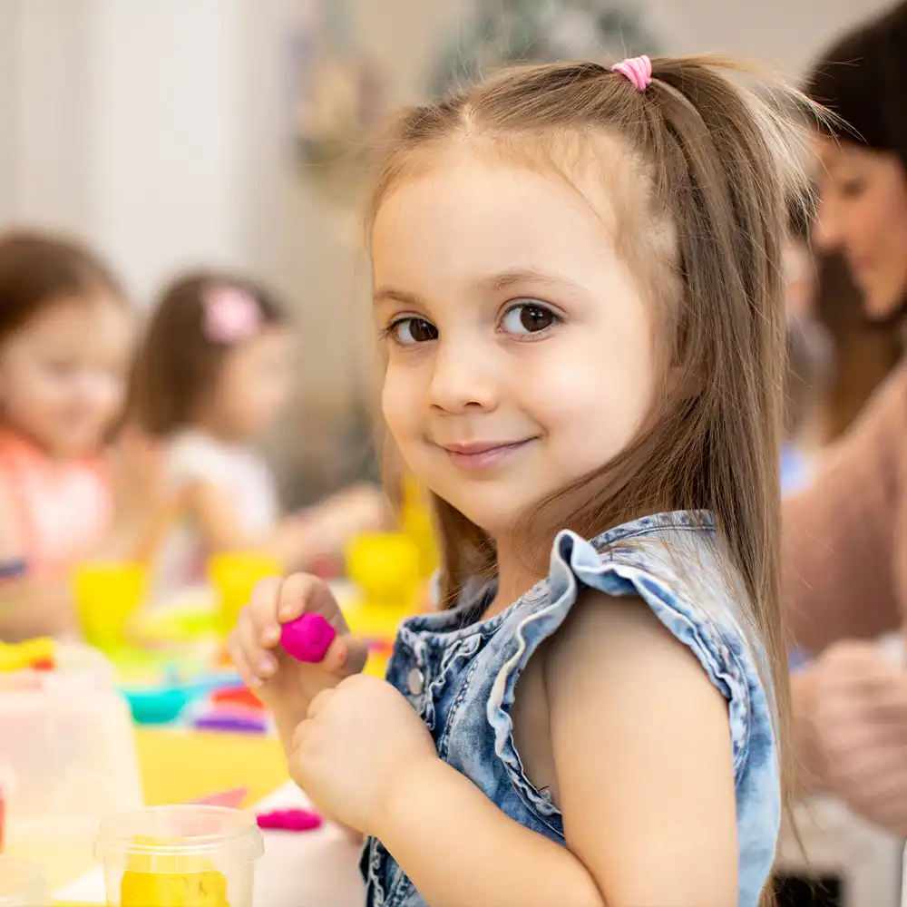 Glückliche Kinder basteln und malen in der Kindertagesstätte